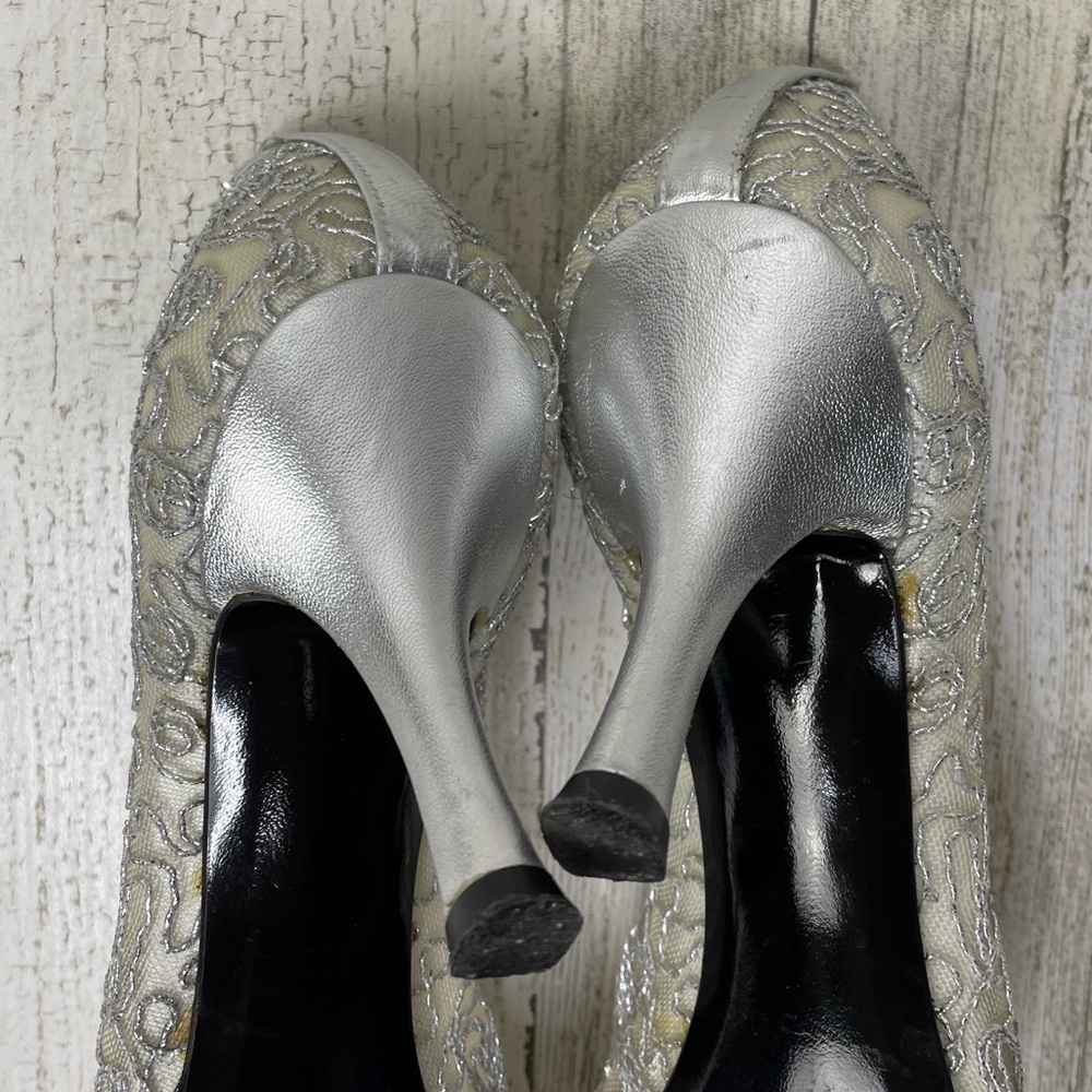 Stuart Weitzman silver mesh lace heels 7.5M (fits like 7) - Picture 11 of 13